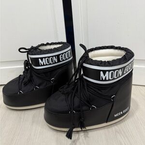 MOON BOOTS (Size: W 10-11.5/M 9 - 10.5)